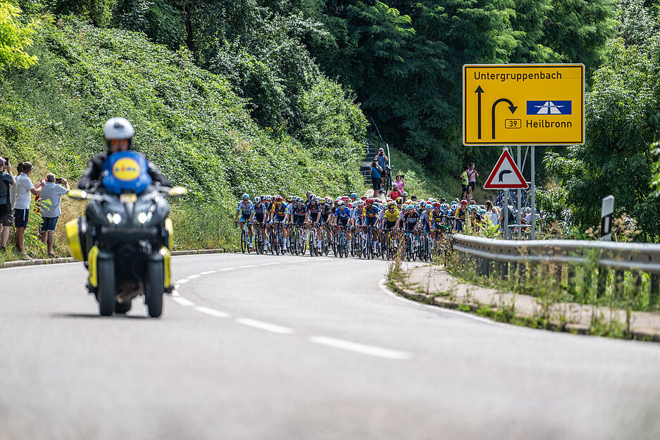 Etwa zwei Minuten hinter ihnen folgt das Fahrerfeld. Etwa zwei Minuten hinter ihnen folgt das Fahrerfeld.