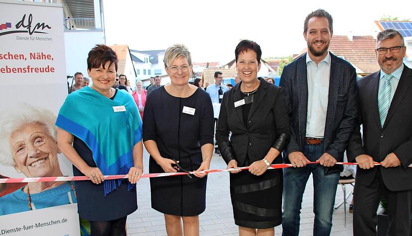 Ein wichtiger Schnitt f&uuml;r Ellhofen mit Vertretern der DfM, des Bautr&auml;gers Casa Naturell und der Gemeinde Ellhofen: Edyta Siwitza, Sofia Haner, Karin Krebs, Daniel Bolg und Wolfgang Rapp (v.l.).Foto: Gustav D&ouml;ttling