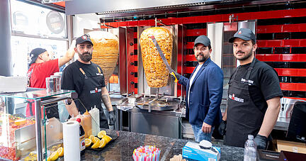 Osman Öztürk (in der Mitte) ist der Inhaber der neuen "Haus des Döners"-Filiale in Heilbronn. Zusammen mit seinem Bruder Halil Öztürk (nicht auf dem Bild), leiten sie das Geschäft. Osman Öztürk (in der Mitte) ist der Inhaber der neuen "Haus des Döners"-Filiale in Heilbronn. Zusammen mit seinem Bruder Halil Öztürk (nicht auf dem Bild), leiten sie das Geschäft.
