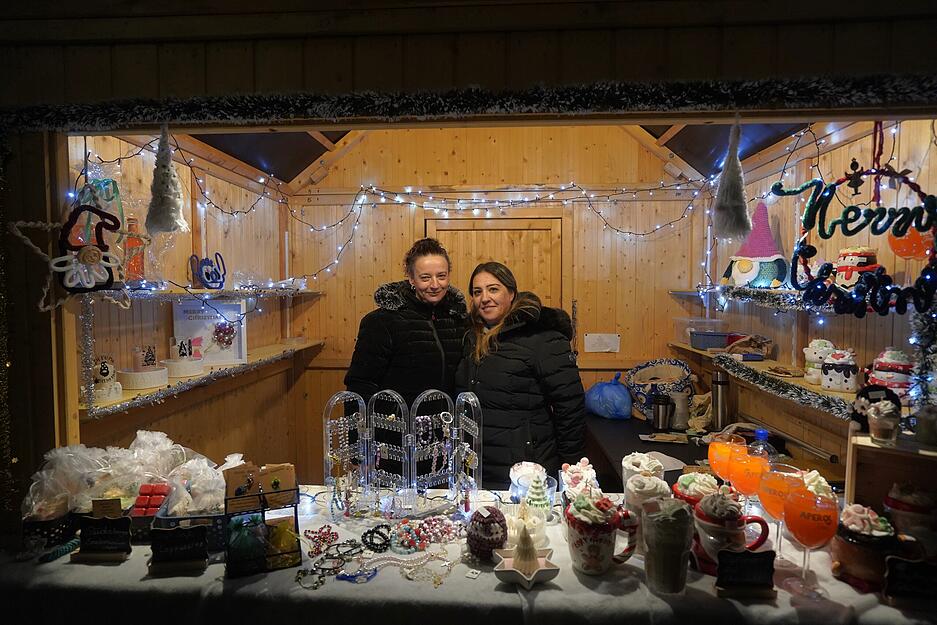 Die festlich dekorierten Hütten bieten winterliche Spezialitäten und Geschenkideen.