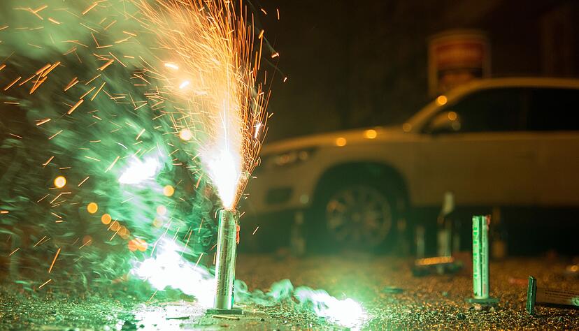 Feuer Frei: Wer sicher gehen will, dass sein Auto rund um Silvester und Neujahr v&ouml;llig unversehrt bleibt, achtet beim Abstellort besser auf ein paar Dinge.