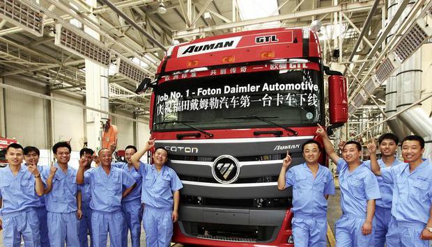 Der erste Lastwagen wurde mit Freude pr&auml;sentiert. Foto: Daimler-Foton China