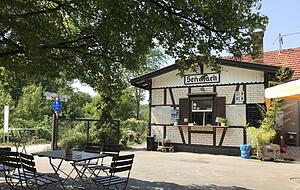Einkehr im Biergarten Schozach Bahnhöfle mit schönen Schattenplätzen unter Bäumen. Der Betrieb der Bottwartalbahn wurde 1968 endgültig eingestellt. Die ehemalige Bahntrasse ist heute Teil des Schozach-Radwegs. Foto: Bärbel Kistner