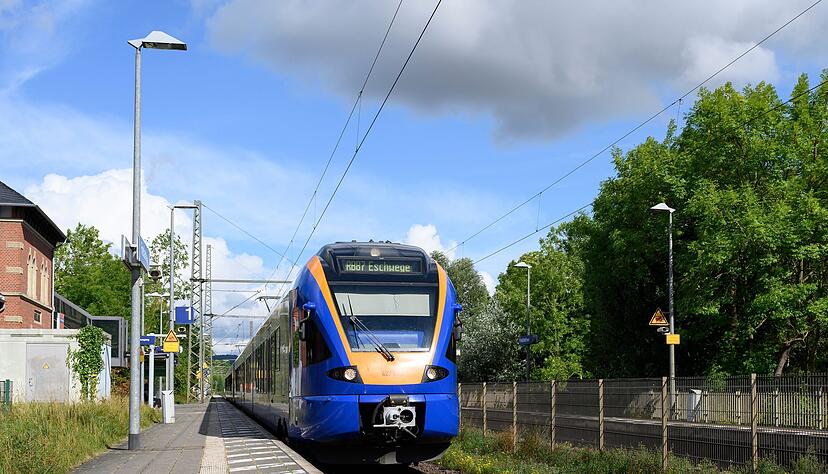 Noch immer ist unklar, warum eine 16-J&auml;hrige in Friedland am Bahnsteig starb. Der Bahnhof steht seither im Fokus der Ermittlungen.
