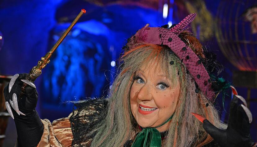Angelika Mann in der Rolle als &laquo;M&auml;rchenr&auml;tselhexe&raquo; w&auml;hrend einer Fernsehproduktion. (Archivbild)
