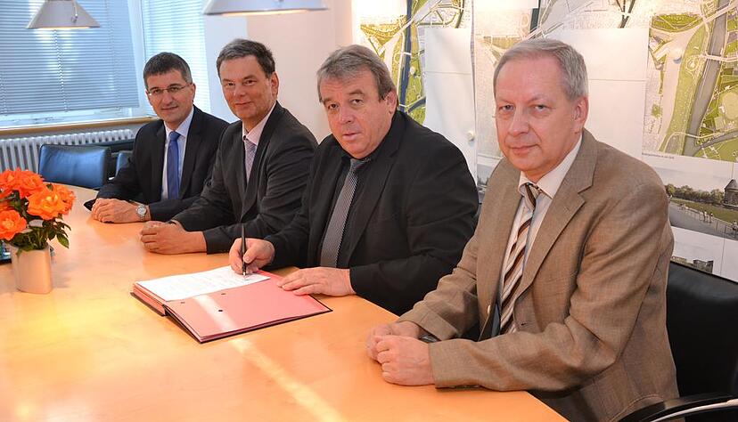 Wilfried Hajek (2. v. r.), Zeag Energie-Vorstand Eckard Veil (2. v. l.) und die Geschäftsführer der Zeag Erneuerbare Energien GmbH Harald Endreß (l.) und Bernd Molzahn bei der Vertragsunterzeichnung. Wilfried Hajek (2. v. r.), Zeag Energie-Vorstand Eckard Veil (2. v. l.) und die Geschäftsführer der Zeag Erneuerbare Energien GmbH Harald Endreß (l.) und Bernd Molzahn bei der Vertragsunterzeichnung.