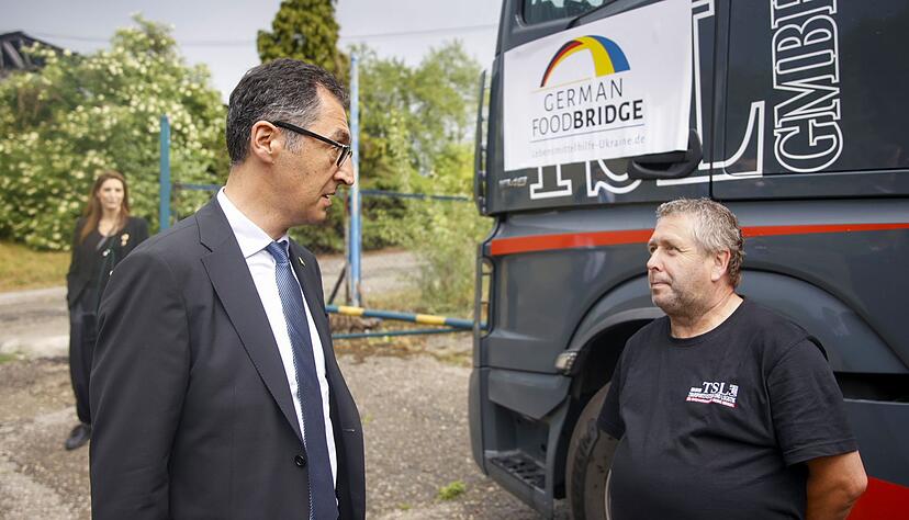 Vor seiner Reise in die Ukraine besuchte Cem Özdemir den Lebensmittelspenden-Verteilpunkt des Bundesagrarministeriums in Debiça in Polen.