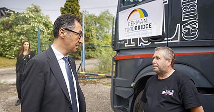 Vor seiner Reise in die Ukraine besuchte Cem Özdemir den Lebensmittelspenden-Verteilpunkt des Bundesagrarministeriums in Debiça in Polen. Vor seiner Reise in die Ukraine besuchte Cem Özdemir den Lebensmittelspenden-Verteilpunkt des Bundesagrarministeriums in Debiça in Polen.