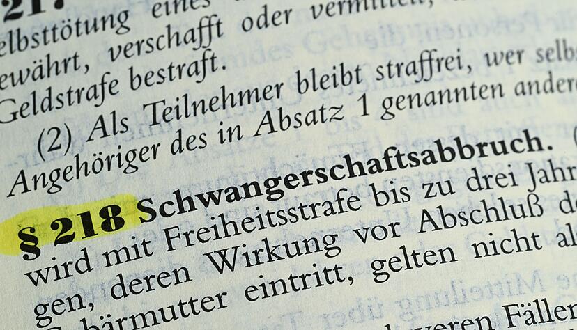 Eine Schwangerschaft stellt manche Frauen aus Sicht der evangelischen Landesbisch&ouml;fin von Baden vor schwerwiegende ethische Entscheidungen. (Symbolbild)