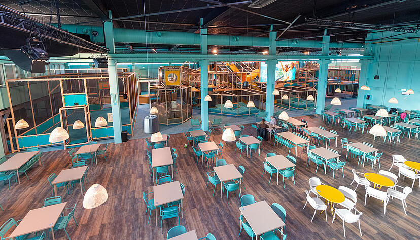 In einem Teil der Halle wird gespielt, im anderen k&ouml;nnen die Erwachsenen zusammensitzen und von dort ihre Kinder beobachten.