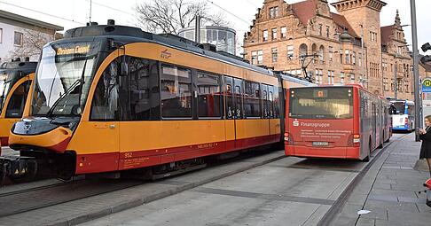 Bei Kontrollen im ÖPNV in Heilbronn standen Prävention und die Einhaltung des Waffenverbots im Fokus. Polizei, Verkehrsbetriebe und das Ordnungsamt haben zahlreiche Verstöße festgestellt.