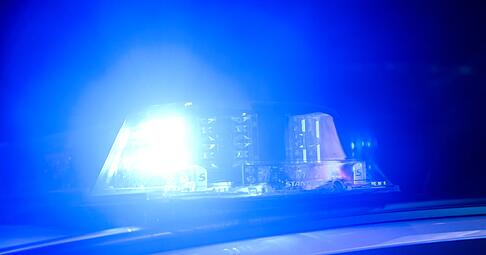 Rund 100 Einsatzkr&auml;fte sind wegen des Unfalls in der Nacht im Einsatz. (Symbolbild)