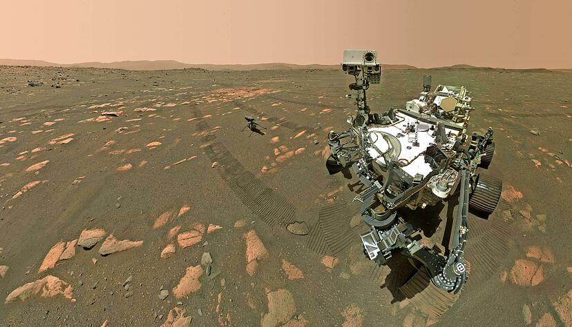 Der Mars-Rover Perseverance (rechts) neben dem Mini-Hubschrauber Ingenuity. Im Rover ist die Versuchsanordnung f&uuml;r das Moxie-Experiment untergebracht.
Foto: dpa