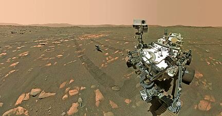 Der Mars-Rover Perseverance (rechts) neben dem Mini-Hubschrauber Ingenuity. Im Rover ist die Versuchsanordnung f&uuml;r das Moxie-Experiment untergebracht.
Foto: dpa