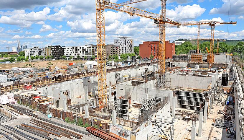 Die Kräne sind weithin sichtbar: Im Heilbronner Stadtteil Neckarbogen entsteht die neue Josef-Schwarz-Schule. Die Kräne sind weithin sichtbar: Im Heilbronner Stadtteil Neckarbogen entsteht die neue Josef-Schwarz-Schule.