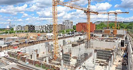 Die Kräne sind weithin sichtbar: Im Heilbronner Stadtteil Neckarbogen entsteht die neue Josef-Schwarz-Schule.
Foto: Ralf Seidel