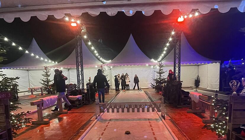 Eine Eisstockbahn wie die bei Tollwood in München (im Bild) wird ab 19. Dezember in Öhringen stehen. Foto privat Eine Eisstockbahn wie die bei Tollwood in München (im Bild) wird ab 19. Dezember in Öhringen stehen. Foto privat