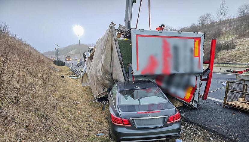Auf der A8 Richtung Karlsruhe ist ein Lastwagen umgekippt.