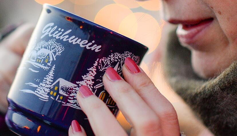 Zum Besuch auf dem Weihnachtsmarkt gehört er für viele dazu: Der Glühwein - gerne mit Schuss - scheint ideal zum Aufwärmen, doch der Effekt ist nur kurzzeitig und trügerisch. (Symbolbild) Zum Besuch auf dem Weihnachtsmarkt gehört er für viele dazu: Der Glühwein - gerne mit Schuss - scheint ideal zum Aufwärmen, doch der Effekt ist nur kurzzeitig und trügerisch. (Symbolbild)