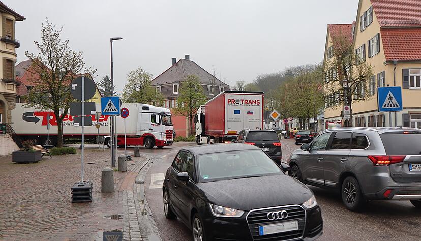 Wenn Lkw an der Kreuzung in der Ortsmitte aufeinander treffen, geht alles besonders langsam. Am Dienstagmorgen passiert das h&auml;ufig.