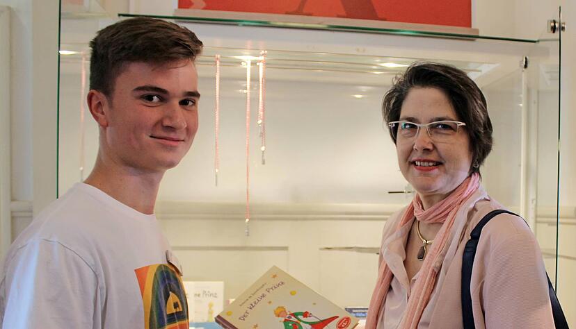 Charlotte Michel deckt sich bei der Ausstellungseröffnung mit zwei Büchern ein. Maxime Fischer hilft im Weygang-Museum mit.
Fotos: Stefanie Jani Charlotte Michel deckt sich bei der Ausstellungseröffnung mit zwei Büchern ein. Maxime Fischer hilft im Weygang-Museum mit.
Fotos: Stefanie Jani