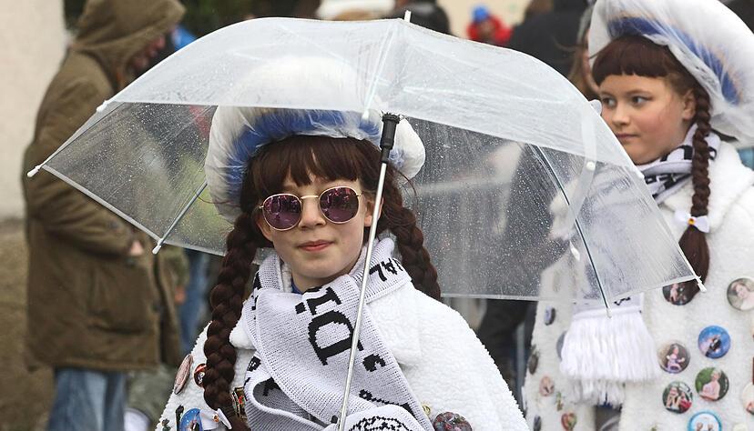 Können beim Faschingsumzug in Gundelsheim 2024 die Regenschirme zuhause bleiben?