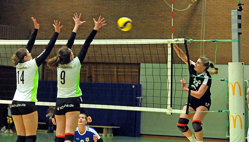 Angelina Schatz (rechts) und die Drittligaspielerinnen des SV Sinsheim starten ambitioniert in die neue Spielzeit. F&uuml;r Trainer Peter Lember darf es Platz eins bis drei sein.
Foto: Archiv/Kr&uuml;ger