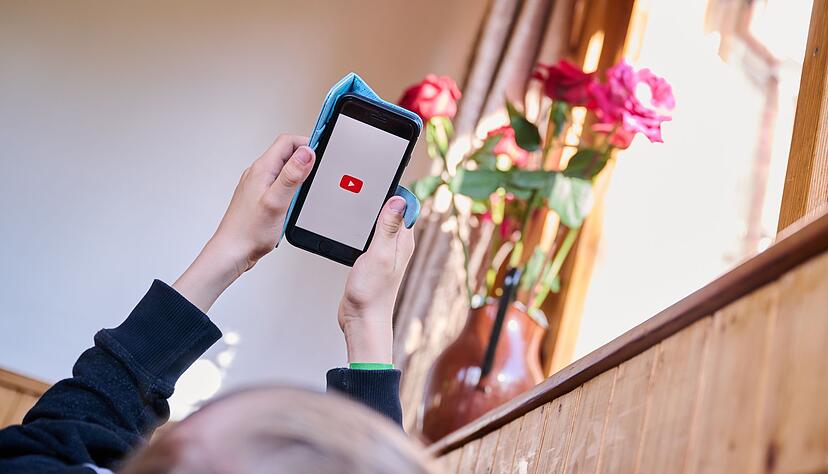 Weniger Endlos-Scrollen: Eltern k&ouml;nnen die t&auml;gliche Nutzungszeit f&uuml;r YouTube-Shorts in den Einstellungen begrenzen oder die Shorts ganz abschalten.