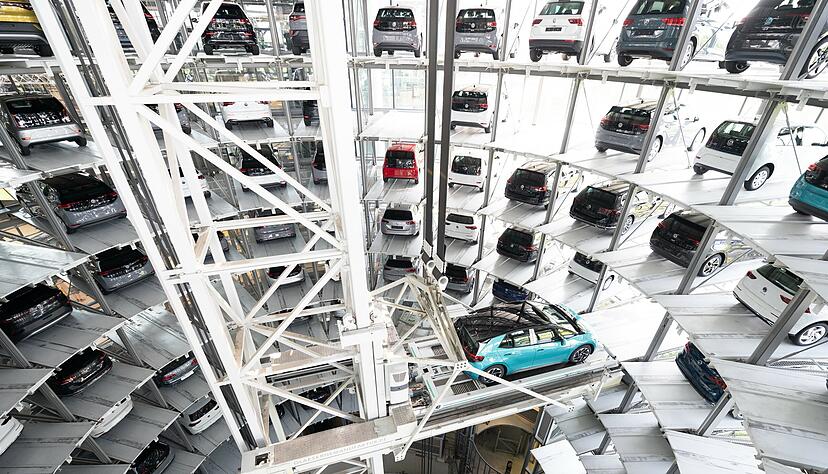Ein VW ID.3 steht im Rahmen eines Presserundgangs in der Gl&auml;sernen Manufaktur von Volkswagen in einem Autoturm. Am Standort in Dresden werden t&auml;glich 35 vollelektrische Fahrzeuge gefertigt. +++ dpa-Bildfunk +++