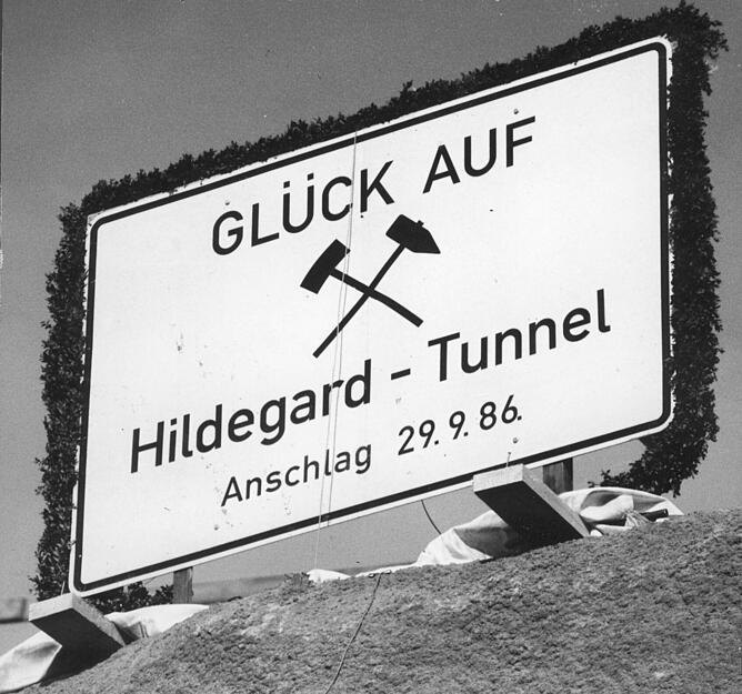 29. September 1986: Vor seiner offiziellen Einweihung ist der Tunnel nach seiner Patin benannt. Als Frau des damaligen CDU Bundestagsabgeordneten Egon Susset kommt Hildegard Susset zu der Ehre.