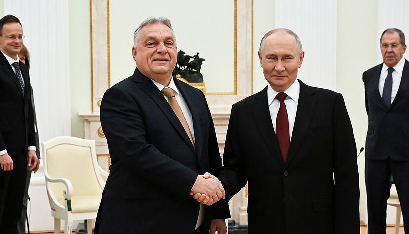 Kremlchef Wladimir Putin (r) und der ungarische Ministerpräsident Viktor Orban sprechen im Kreml über einen möglichen Gipfel in Budapest mit US-Präsident Donald Trump. Kremlchef Wladimir Putin (r) und der ungarische Ministerpräsident Viktor Orban sprechen im Kreml über einen möglichen Gipfel in Budapest mit US-Präsident Donald Trump.