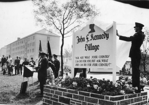 1968: Im Mai wird die amerikanische Wohnsiedlung zur John-F.-Kennedy-Village getauft.