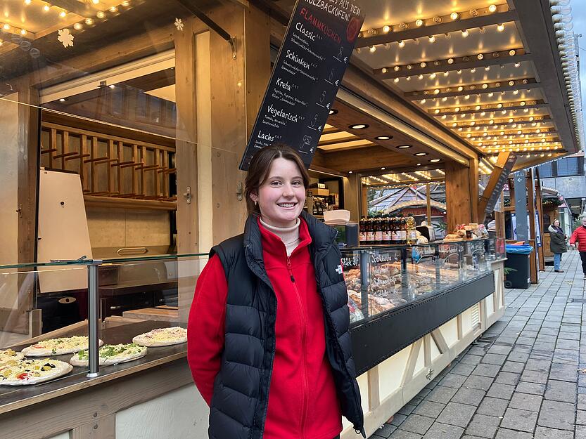 Die 18 Jahre alte Valerie Zweininger verdient sich am Stand des Hofladen Hermannsfeld etwas Geld dazu. Flammkuchen ausm Holzofen gibt es hier zum Beispiel.