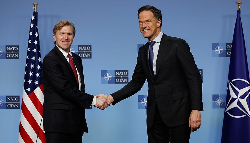 Schlug an der Seite von Nato-Generalsekretär Mark Rutte überraschend versöhnliche Töne an: US-Verteidigungsstaatssekretär Elbridge Colby (l). Schlug an der Seite von Nato-Generalsekretär Mark Rutte überraschend versöhnliche Töne an: US-Verteidigungsstaatssekretär Elbridge Colby (l).