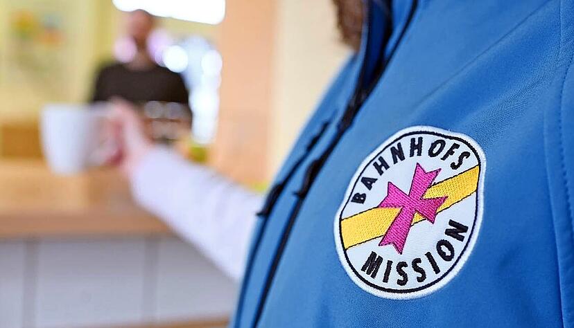 Bei der Bahnhofsmission erhalten Menschen, denen das Wasser bis zum Hals steht, Lebensmittel und warme Kleidung.
Foto: Uli Deck/dpa