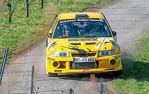 John Macht und Tobias Glatzel lie&szlig;en mit ihrem Mitsubishi Evolution VI auf den engen Weinberg-Stra&szlig;en bei Oberh&ouml;fen vieles erstaunlich leicht aussehen.