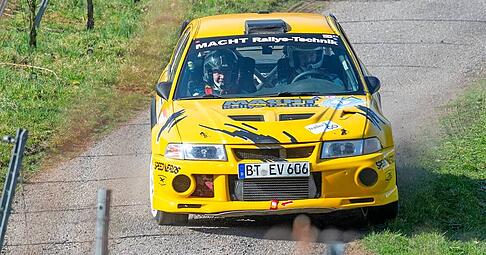 John Macht und Tobias Glatzel lie&szlig;en mit ihrem Mitsubishi Evolution VI auf den engen Weinberg-Stra&szlig;en bei Oberh&ouml;fen vieles erstaunlich leicht aussehen.