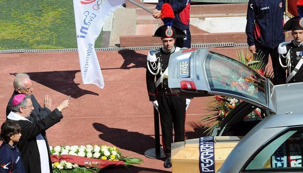 Livornos Bischof Simone Giusti (l) segnet im Stadion den Sarg von Piermario Morosini. Foto: Franco Silvi
