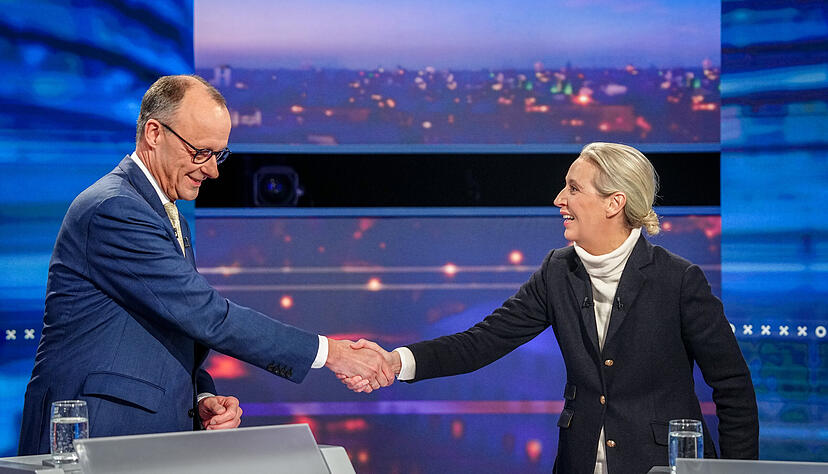 Friedrich Merz, Unions-Kanzlerkandidat und CDU-Bundesvorsitzender, und Alice Weidel, Fraktionsvorsitzende der AfD, begrüßen sich beim "Quadrell". Friedrich Merz, Unions-Kanzlerkandidat und CDU-Bundesvorsitzender, und Alice Weidel, Fraktionsvorsitzende der AfD, begrüßen sich beim "Quadrell".