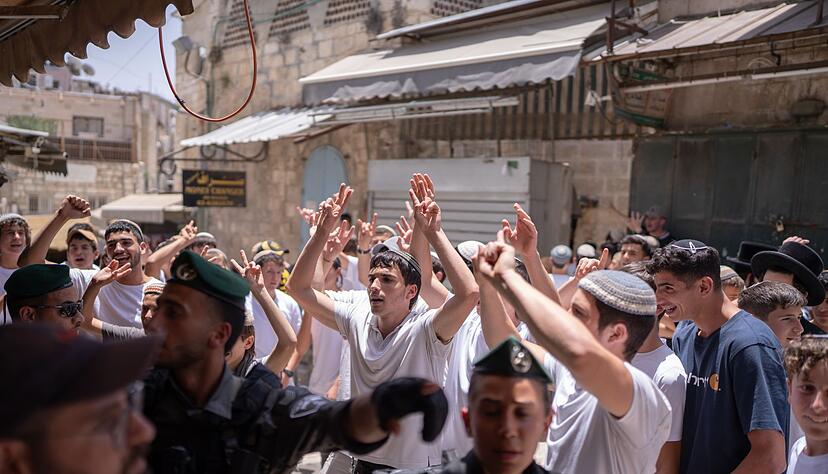 Der Flaggenmarsch verl&auml;uft jedes Jahr auch durch muslimische Viertel in Jerusalem, was Pal&auml;stinenser als extreme Provokation sehen.