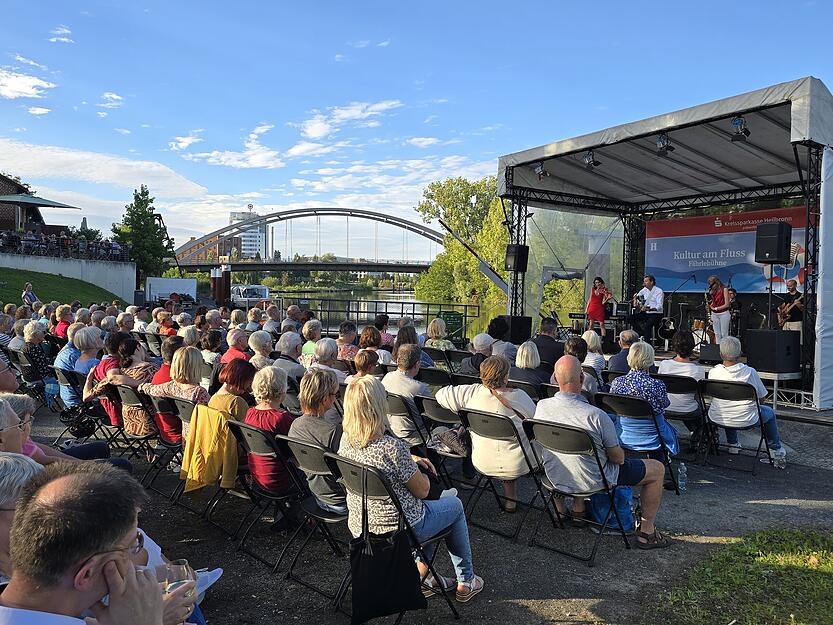 Sommerfeeling und gute Laune, ein tolles Ambiente am schönen Neckar mit einem kühlen Getränk und fröhlicher Musik – das gibt es an drei Donnerstagen bei Kultur am Fluss in Heilbronn. Sommerfeeling und gute Laune, ein tolles Ambiente am schönen Neckar mit einem kühlen Getränk und fröhlicher Musik – das gibt es an drei Donnerstagen bei Kultur am Fluss in Heilbronn.