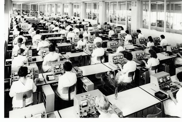 Angetrieben durch den Ölschock im Jahr 1973 machten sich die Heilbronner Forscher an die Arbeit und entwickelten die ersten multikristallinen Siliziumsolarzellen. Angetrieben durch den Ölschock im Jahr 1973 machten sich die Heilbronner Forscher an die Arbeit und entwickelten die ersten multikristallinen Siliziumsolarzellen.