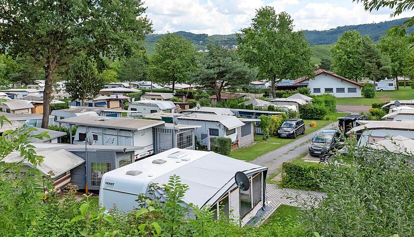 Der Campingpark am Breitenauer See hat neben den 300 Dauer- auch 300 Feriencampingplätze. Letztere sind in dieser Hauptsaison gerade mal zur Hälfte ausgelastet.
Fotos: Mario Berger