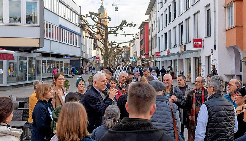 Mit Oberbürgermeister Harry Mergel durch die Innenstadt: Die Verwaltung hat Heilbronner zu einer Tour eingeladen, um gezielt über Probleme zu reden.
