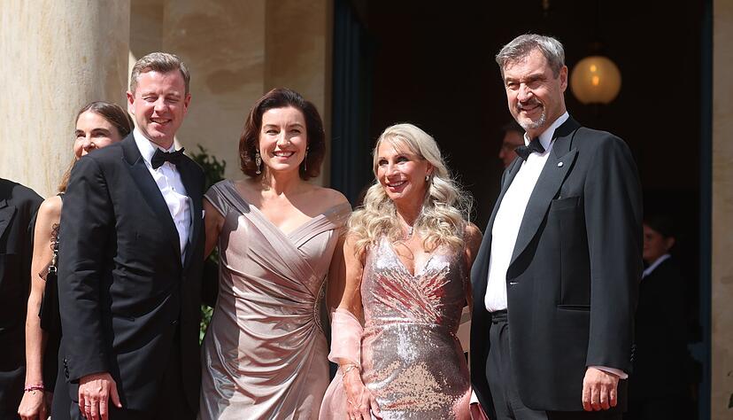 Es funkelte zum Start der Bayreuther Festspiele 2025: Forschungsministerin Dorothee Bär (2.v.l) und Karin Baumüller-Söder (2.v.r) in Abendkleidern, ihre Ehemänner Oliver Bär (l.) und Markus Söder (r.) im Smoking. (Archivbild) Es funkelte zum Start der Bayreuther Festspiele 2025: Forschungsministerin Dorothee Bär (2.v.l) und Karin Baumüller-Söder (2.v.r) in Abendkleidern, ihre Ehemänner Oliver Bär (l.) und Markus Söder (r.) im Smoking. (Archivbild)