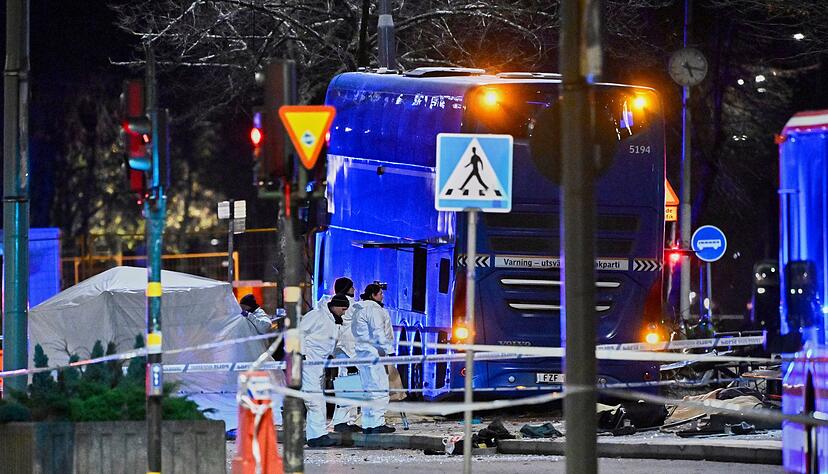 Die Polizei untersucht den verunglückten Bus in Stockholm. Die Polizei untersucht den verunglückten Bus in Stockholm.