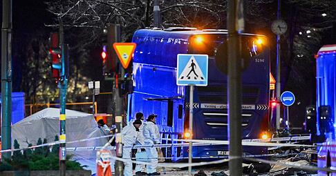 Die Polizei untersucht den verunglückten Bus in Stockholm. Die Polizei untersucht den verunglückten Bus in Stockholm.