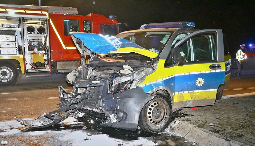 Die beiden Autos stie&szlig;en auf einer Kreuzung zusammen.