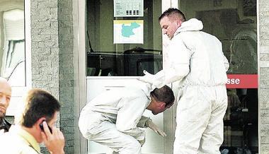 Nachdem die schwer verletzten Überlebenden des Überfalls versorgt und abtransportiert waren, nahmen Beamte der Spurensicherung ihre Arbeit auf.