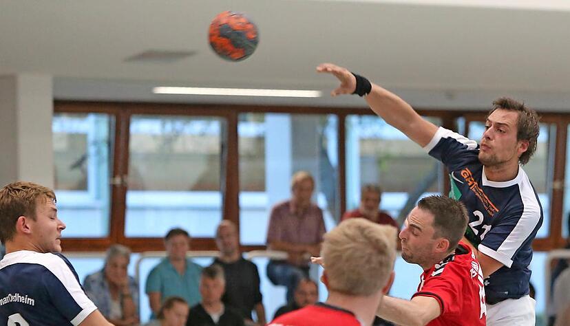 Echte Hingucker: In seinen knallpinken Schuhen erzielte Max Odenwald (rechts) bei der Heimpremiere gegen die TSG Heilbronn elf Treffer und war so bester Sch&uuml;tze der SG Degmarn-Oedheim.Foto: Andreas Veigel